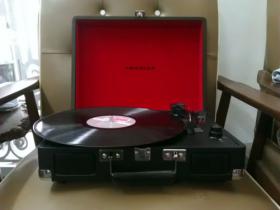 (ขายแล้วครับ) Crosley Cruiser เครื่องเล่นแผ่นเสียงกระเป๋าหิ้ว
