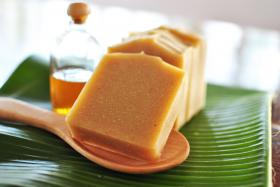 ขาย สบู่ว่านนางคำผสมรังไหม -