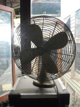 พัดลมโบราณ สมัยเจ้าคุณปู่ สภาพดี  ราคา 2800 บาท