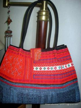 กระเป๋าผ้าปักชาวเขาสีแดง Red Toto Bag