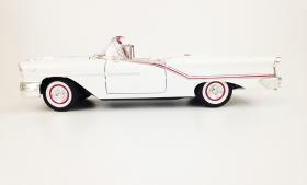ขาย โมเดลรถเหล็กโบราณ Oldmobile Super 88 สีขาว ปี1957