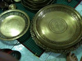 ถาดทองเหลืองลายช่องดอกไม้ 14 นิ้ว ขาฉลุ