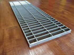 Hotdip Galvanized Steel Grating ตะแกรงเหล็กแผ่นเชื่อมสำเร็จรูป แผ่นปูพื้นทางเดินยกระดับ ขนาด 30x100 cm หนา 5 mm