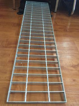 Hotdip Galvanized Steel Grating ตะแกรงเหล็กแผ่นเชื่อมสำเร็จรูป แผ่นปูพื้นทางเดินยกระดับ ขนาด 25x100 cm หนา 3 mm