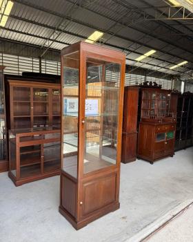 ตู้โชว์หน้าร้านงานเก่าอายุเกิน 50 ปี
