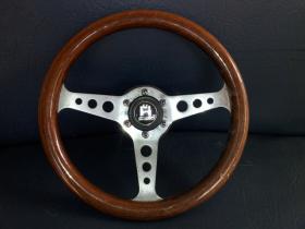 พวงมาลัยไม้พร้อมคอเต่า