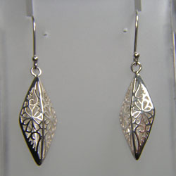 ต่างหูเงินแท้ รูปตะกร้อข้าวหลามตัด ลายฉลุ 925 STERLING SILVER EARRINGS