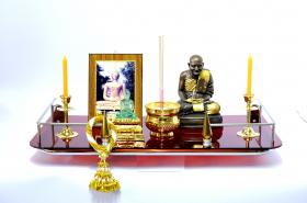 หิ้งพระรุ่นใหม่ลายเปลวเทียนสีทอง ฐานวางพระแผ่นอะคิลิกใสสีแดง