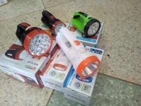 - ไฟฉายแบบโคมไฟรุ่น YD888 สีแดงใหญ่  220 บาท   - ไฟฉายแบบโคมไฟรุ่น WD502 สีแดงใหญ่  240 บาท ราคายังไม่รวมค่าส่ง
