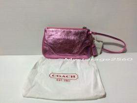 ขาย Coach Signature Soho Metallic Pink Leather Wristlet