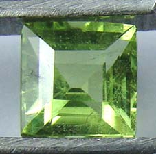 พลอยแท้ราคาถูก Peridot  0.80 กะรัตจากจันทบุรี