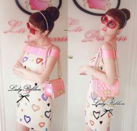 *พร้อมส่ง* Lady Ribbon ชุดเดรสเปิดไหล่ สีครีม แถบชมพู พิมพ์ลายหัวใจ (dressuphouse รหัส LR927)
