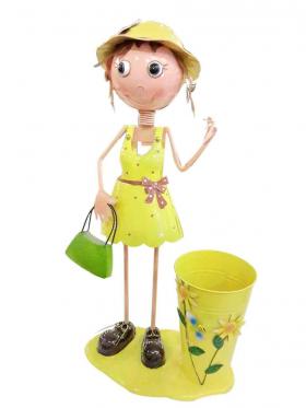 arim190 ตุ๊กตาสังกะสี เด็กหญิงชุดเดรสเหลือง ถือกระเป๋าน่ารัก ยืนข้างถังทรงสูงค่ะ  (หมดค่ะ) 