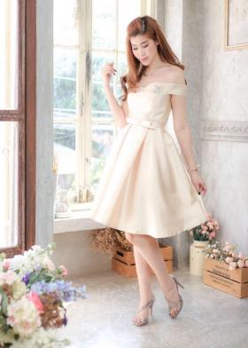*พร้อมส่ง*ชุดเดรสออกงานสั้นสีครีมเบจ เปิดไหล่ ช่วงลำตัวเข้ารูป กระโปรงเย็บจับจีบทวิสทรงสุ่มเบาๆ 