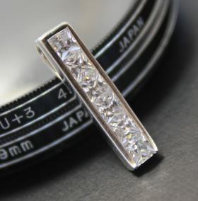 จี้เงินตัว I ชุบทองคำขาวแท้ ราคาพิเศษ จากราคา 400 บาท ลดเหลือเพียง 360 บาท