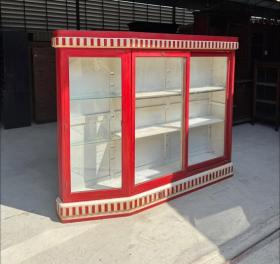 ตู้ร้านทองด้านซ้ายเพ้ข้างเป็นบานเปิด
