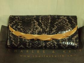 ขาย charles&keith -กระเป๋าสตางค์สีดำเหลื่ม ลายงูค่ะ