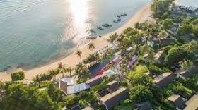 Anantara Lawana Samui  รีสอร์ทหรูแห่งนี้ตั้งอยู่ริมหาดทรายขาวริมอ่าวไทย โดยอยู่ห่างจากสนามบินสมุย 2 กม. และอยู่ห่างจากวัดปลายแหลมสีสันสดใส 5 กม. ห้องพักสุดชิคและโปร่งสบาย มีสปา สระว่ายน้ำไร้ขอบกลางแจ้ง และทางเชื่อมไปยังชายหาดโดยตรง มีร้านอาหารแบบเปิดโล่ง 