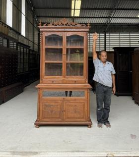 ตู้ไทยข้างเสาโรมันงานไม่เก่าเท่าไหร่ ประมาณ 10 กว่าปี