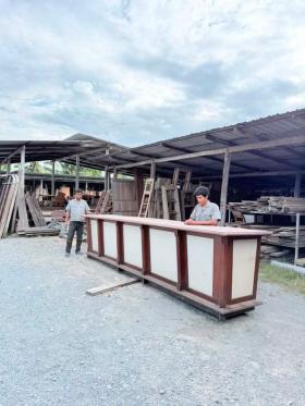 เคาน์เตอร์ไม้สักงานเก่า อายุประมาณ 50–70 ปี