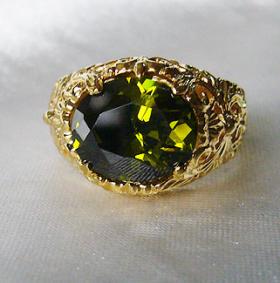 แหวนทองฉลุลายฝังเพชรสีเขียวทรงไข่ size52-54/ lovely 22K gp yellow gold ring* pakkavee gem