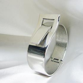 กำไลแฟชั่นสีเงิน ลายแบบเข็มขัดหน้าเหลี่ยม/Lovely Fashion bracelet pakkavee gem