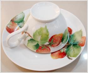 ชุดถ้วยกาแฟ เนื้อ porcelain เพ้นท์ลายสตอร์เบอร์รี่