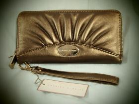 **SOLD OUT** ขาย Charles and Keith - กระเป๋า Wristlet สีทองเข้ม เรียบ แต่หรูค่าาา  ** SOLD OUT**