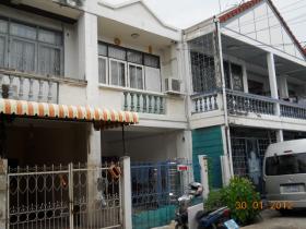 ขายทาวน์ 2 ชั้น 18 ตร.ว. 2 นอน 2 น้ำ 1 แอร์ 1 ครัว ขายพร้อมเฟอร์นิเจอร์ ปั๋มน้ำ บ้านตก แต่งใหม่หลายจุด สะอาดสวยน่าอยู่ ม.จงสุข ซอยวงค์สว่าง 19