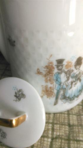 กาน้ำชา porcelain  แต่งทอง สูง 8.5"