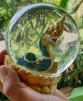 ลูกแก้วพญานาค มีน้ำข้างใน มีเม็ดทองลอยฟรุ้งฟริ้งสวยงาม พร้อมฐาน ขนาดเส้นผ่าศูนย์กลางลูกแก้ว  10 CM