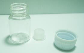 ขวดแก้วใสจุกในฝาปิดพลาสติก 5 cc [BW109]