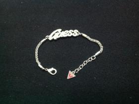 สร้อยข้อมือแฟชั่น Guess ประดับคริสตัลแท้สวยทันสมัย สนใจสอบถามข้อมูลได้ที่คุณเจมส์ 081-1581587 ครับ ผม ตลอด 24 ชั่วโมงครับ  คลิปสินค้าชิ้นนี้ครับ  youtu.be/EcywubmDllg