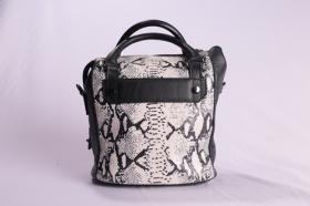 กระเป๋าหนัง