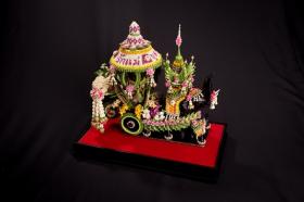 ดอกไม้ประดิษฐ์จากวัสดุ แปรรูป  (โคมไฟรถบุปผชาติ)