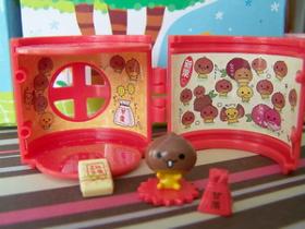 ของเล่นโมเดลจิ๋ว บ้านcapsule stationสีแดง 9cm