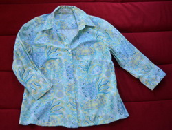 เสื้อคลุม ลายเรโทร สีโทนขาวฟ้า ยี่ห้อlofficiel size 40 มือสอง