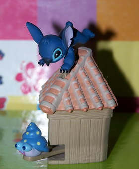 โมเดลจิ๋วStitch บนหลังคาบ้านหอยทะเล