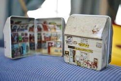 กล่องเหล็กรูปร้านขายของ general store 4x5cm (เหลือ3กล่อง)