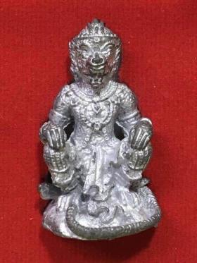 หนุมานคุ้มภัยเนื้อตะกั่ว หลวงปู่เกลี้ยง วัดเนินสุทธาวาส จ.ชลบุรี ขนาดกว้าง 1.8 ซม. สูง 3.3 ซม.