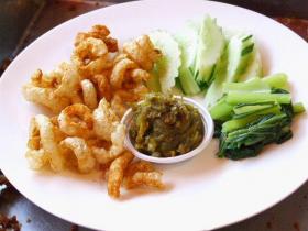 แคปหมู เชียงราย ร้านเอื้อยอาหารเหนือ