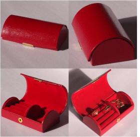 กล่องใส่เครื่องประดับลายหลุยส์สีแดง ข้างในเป็นกำมะหยี่ี่สีแดงสด