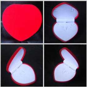กล่องใส่ชุดเครื่องประดับสร้อยคอ เป็นกล่องกำมะหยี่สีแดงรูปหัวใจ ด้านในเป็นกำมะหยี่สีขาว