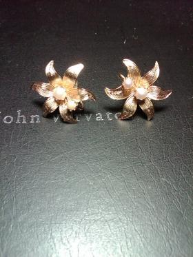 ขาย Vintage 12k  Pearls Flower Screw Back  -