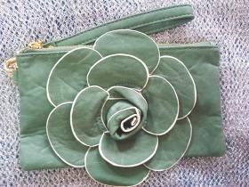 กระเป๋าถือ ใส่สตางค์ สีเทาอ่อนอมเขียว หนัง ลายกุหลาบ สวย งานเกรดเอ สินค้าพร้อมส่ง