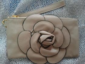 กระเป๋าถือ ใส่สตางค์ สีครีม หนัง ลายกุหลาบ สวย งานเกรดเอ สินค้าพร้อมส่ง