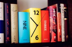 นาฬิกาทรงหนังสือ