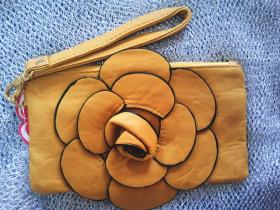 กระเป๋าถือ ใส่สตางค์ สีเหลือง หนัง ลายกุหลาบ สวย งานเกรดเอ สินค้าพร้อมส่ง