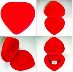 กล่องใส่นาฬิกาหรือกำไลข้อมือ เป็นกล่องกำมะหยี่สีแดงสดรูปหัวใจ พื้นด้านในเป็นกำมะหยี่สีแดง