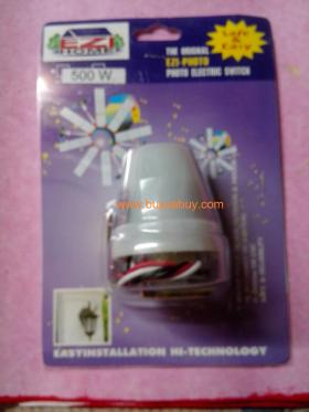 สวิตช์เปิด ปิดอัตโนมัติ ทำงานด้วยแสง  PHOTO ELECTRIC SWITCH ราคา 250 บาท